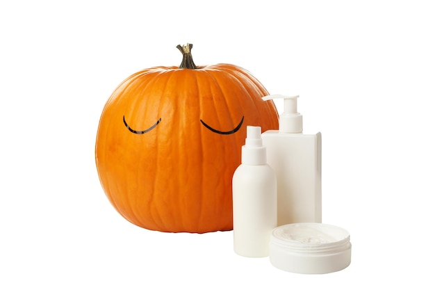 Calabaza PNG con pestañas y cosméticos aislados sobre fondo blanco