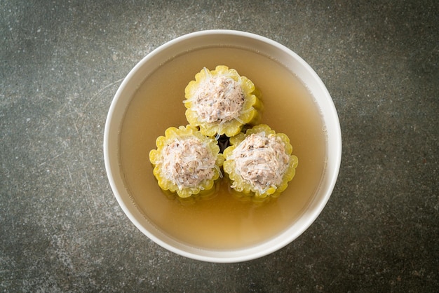 Calabaza rellena con sopa de cerdo picada sazonada