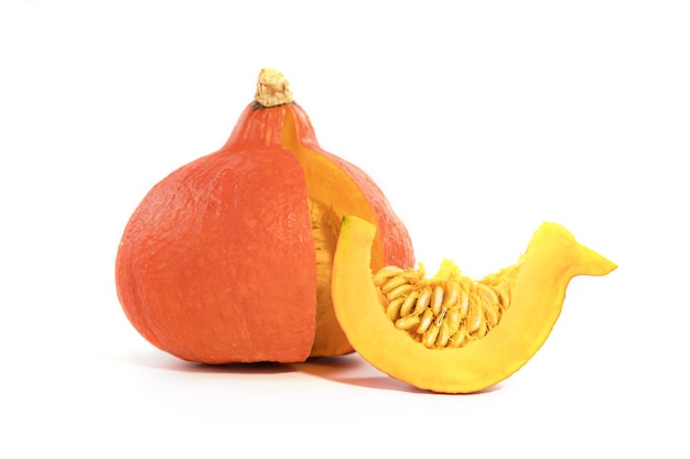 Calabaza en rodajas aislado sobre un fondo blanco.