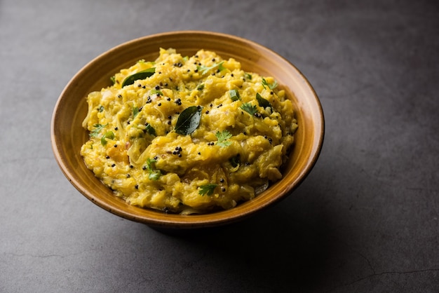 Calabaza roja o Kaddu ka Raita conocida como Lal Bhoplyache Bharit en marathi, comida originaria de Maharashtra, India