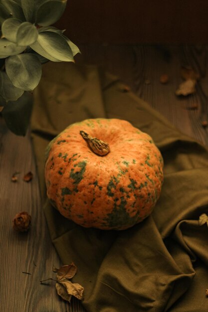 Calabaza rosa-naranja sobre una mesa de madera y fondo de madera. Acción de gracias, concepto de cosecha de otoño