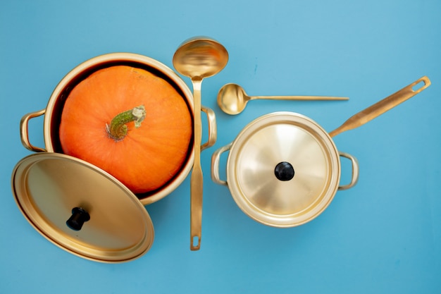 Calabaza y sartenes con cucharones