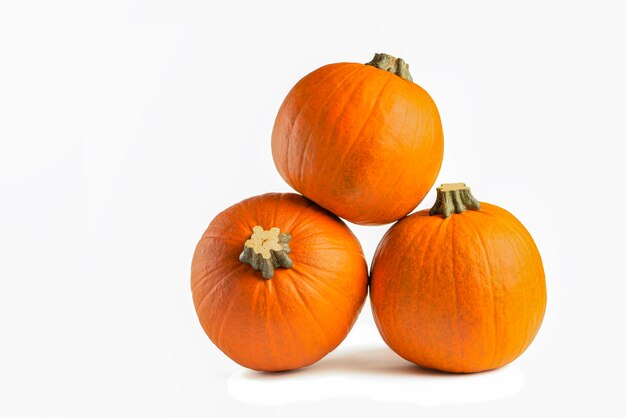 Calabaza sobre un fondo blanco aislado calabaza de halloween aislar en blanco para insertar en su proyecto ...