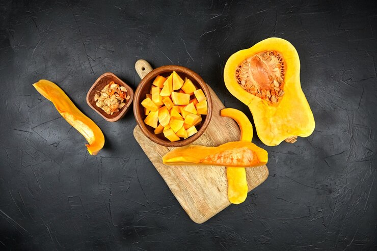 Calabaza sobre tabla de cortar de madera