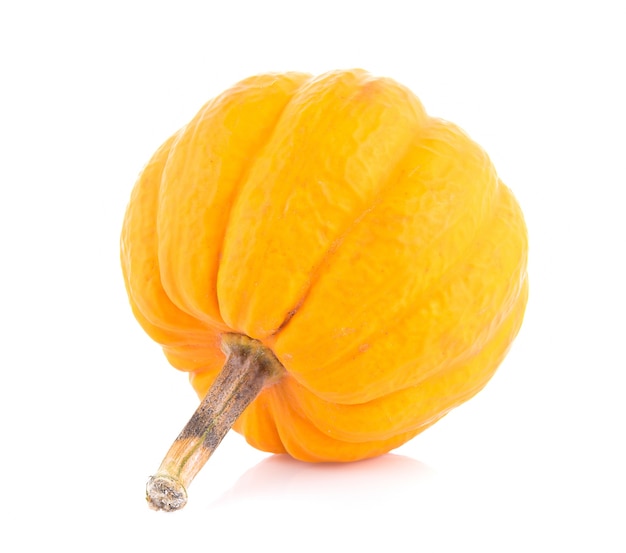 Calabaza en superficie blanca