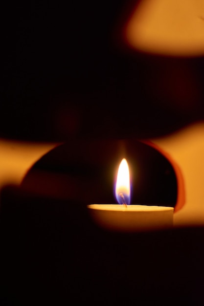 Foto una calabaza tallada brillante con una vela en el interior en un fondo oscuro - concepto de halloween