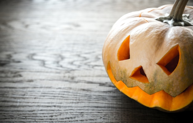Foto calabaza tallada de halloween de miedo