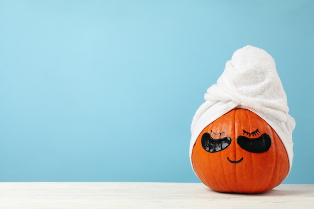 Calabaza con toalla y parches debajo de los ojos.