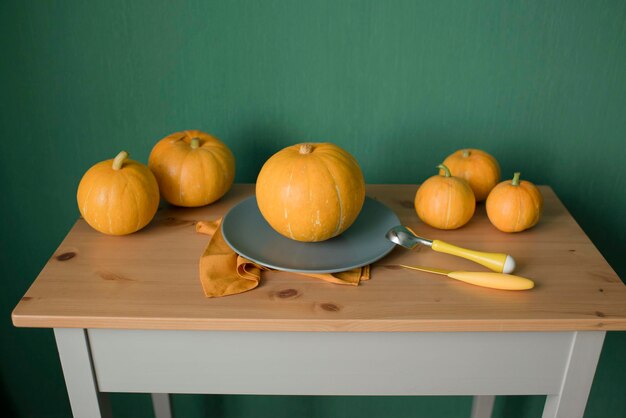 Calabaza vegetal en un plato sobre la mesa