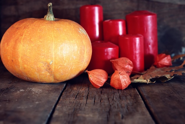 Calabaza y velas del día de acción de gracias.