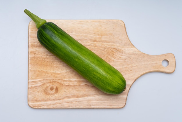 Calabaza verde fresca (joven) sobre un fondo blanco