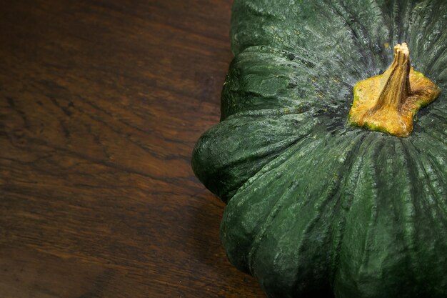 calabaza verde en la imagen de la mesa de madera de cerca