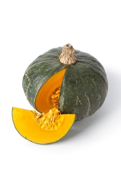 Calabaza verde Kabocha fresca y una rebanada aislada sobre un fondo blanco