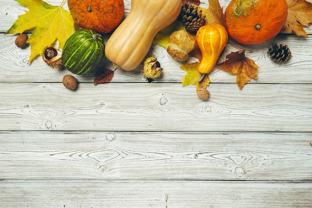 Calabaza en la vieja mesa de madera rústica.