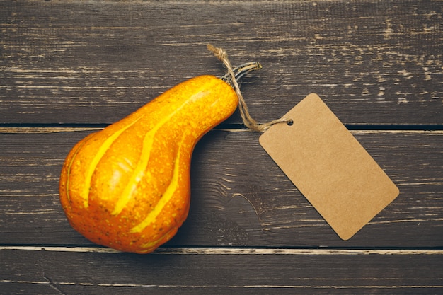 Calabaza en la vieja mesa de madera rústica.