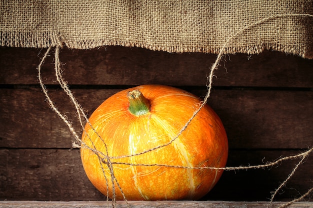 Calabaza en una vieja mesa de madera