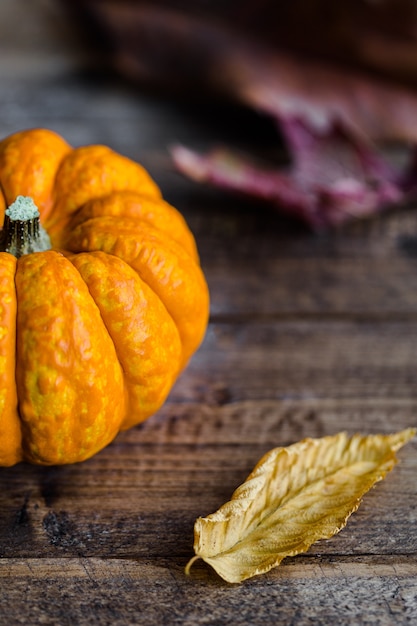 Una calabaza yace sobre una mesa de madera