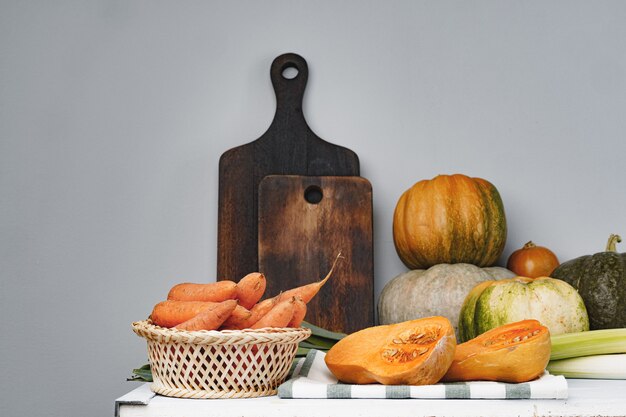 Calabaza, zanahoria y puerro en la mesa de la cocina