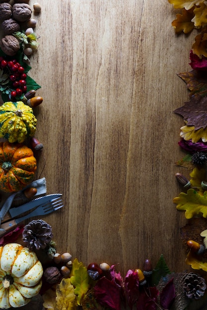 Calabazas de acción de gracias con frutas y hojas que caen.