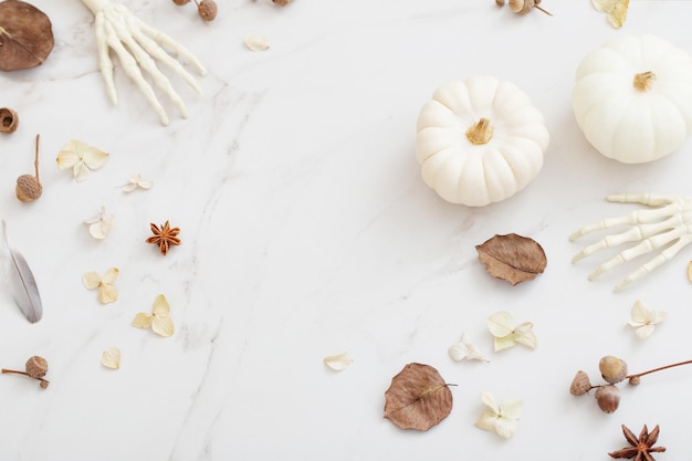 Calabazas blancas de halloween con decoración sobre fondo de mármol