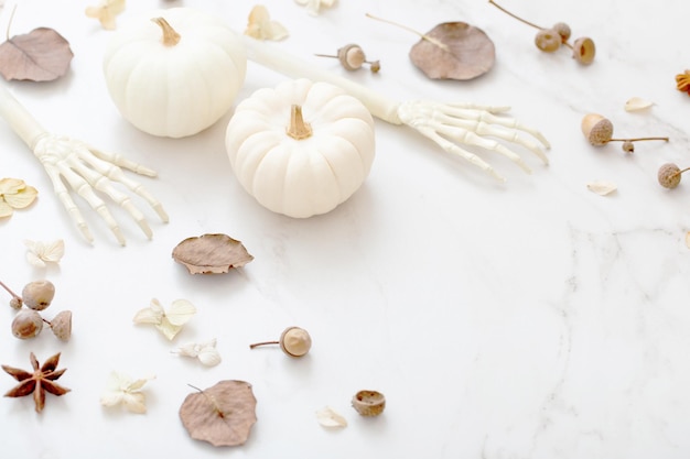 Calabazas blancas de halloween con decoración sobre fondo de mármol