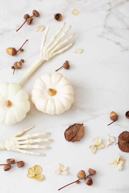 Calabazas blancas de halloween con decoración sobre fondo de mármol