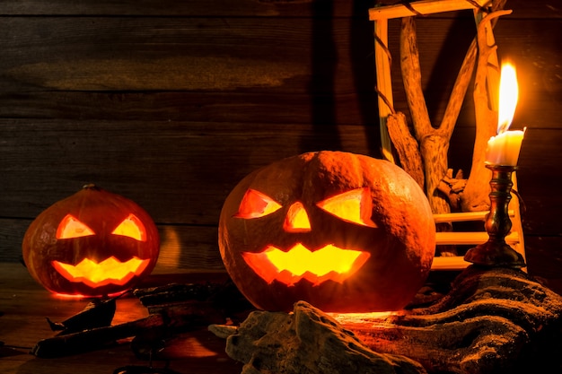 calabazas con candelabro en el fondo de madera con espacio de copia