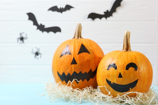 Calabazas con caras pintadas sobre un fondo de color para halloween