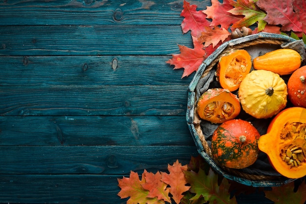 Calabazas de colores frescos en una caja de madera Verduras de otoño planas En el fondo antiguo Vista superior Espacio libre para su texto