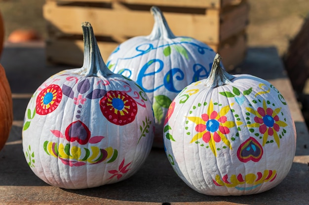 Calabazas con decoraciones del Día de los Muertos