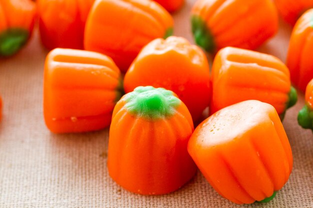 Calabazas de dulces de Halloween en una pila.