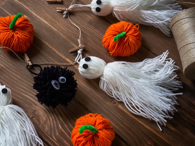 Calabazas de fantasmas divertidos y otros elementos sobre un fondo de madera Artesanía hecha a mano pasatiempo favorito relajación bienestar Vacaciones de Halloween