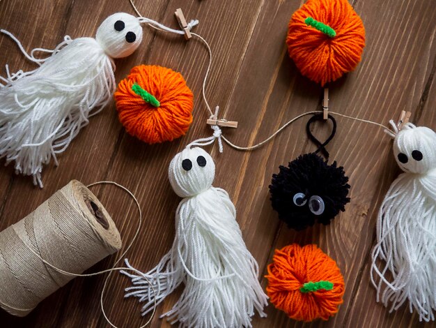 Calabazas de fantasmas divertidos y otros elementos sobre un fondo de madera Artesanía hecha a mano pasatiempo favorito relajación bienestar Vacaciones de Halloween