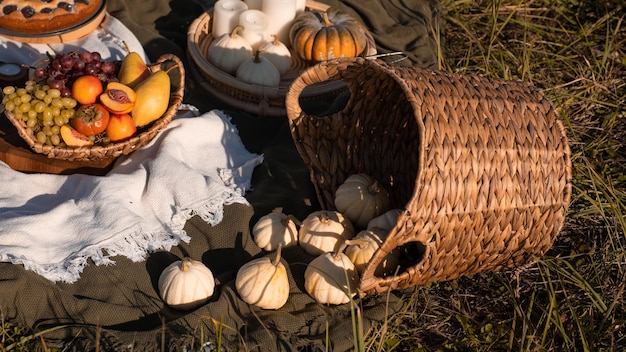 Calabazas con flores y decoración rústica de heno al aire libre Elegante decoración otoñal del edificio exterior