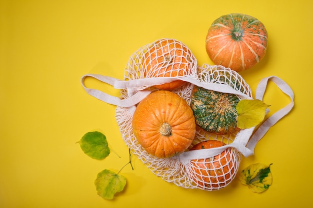 Calabazas frescas, calabaza pattypan en bolsa de malla ecológica de compras