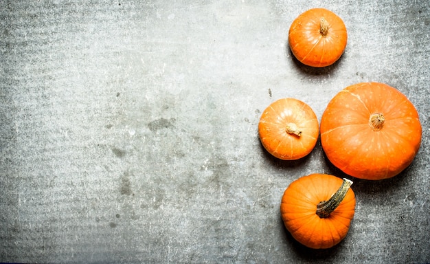 Calabazas frescas en la mesa de piedra