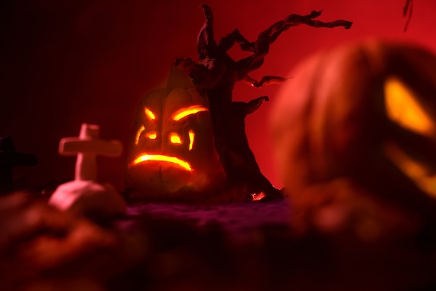 Calabazas de Halloween del bosque spooky nocturno y Castillo