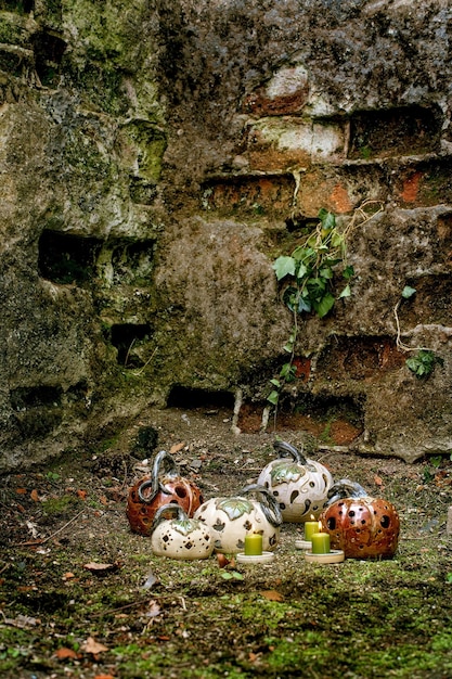 Calabazas de Halloween de cerámica en el interior