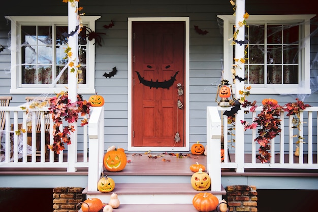 Calabazas de Halloween y decoraciones fuera de una casa