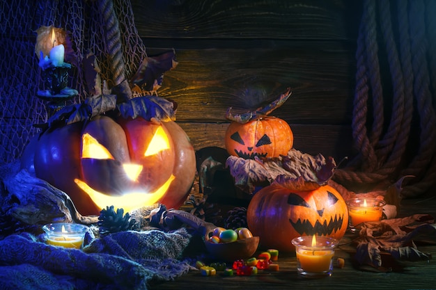 Calabazas de Halloween y dulces en la mesa de madera.