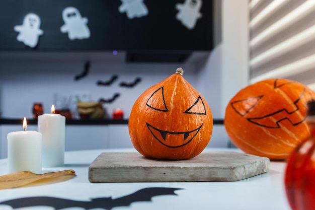 Las calabazas de Halloween están en la mesa de la cocina.