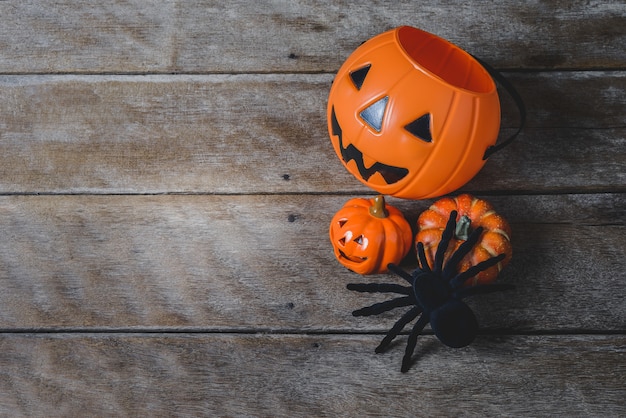 Calabazas de Halloween en el fondo del piso de madera