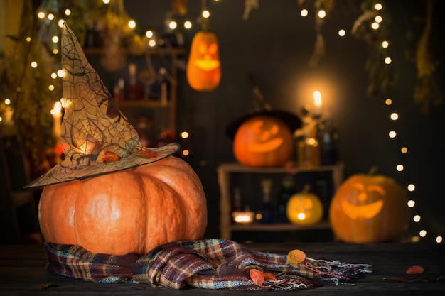 Calabazas de Halloween en la mesa de madera antigua en decoraciones de Halloween de fondo