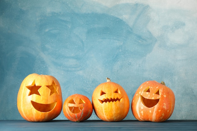 Calabazas de Halloween en mesa de madera. Espacio para texto