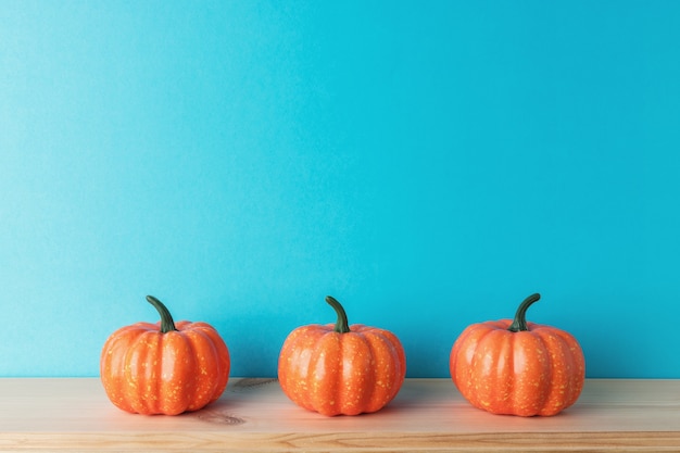 Calabazas de Halloween en una mesa de madera