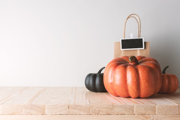 Calabazas de Halloween en una mesa de madera