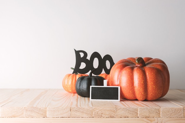 Calabazas de Halloween en una mesa de madera