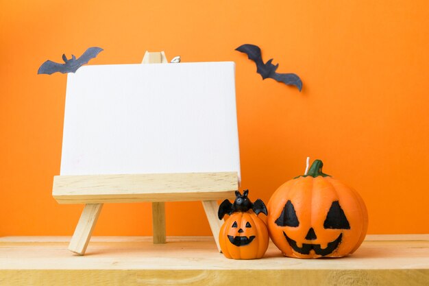 Calabazas de Halloween en la mesa de madera