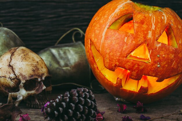 Calabazas de Halloween en la mesa de madera