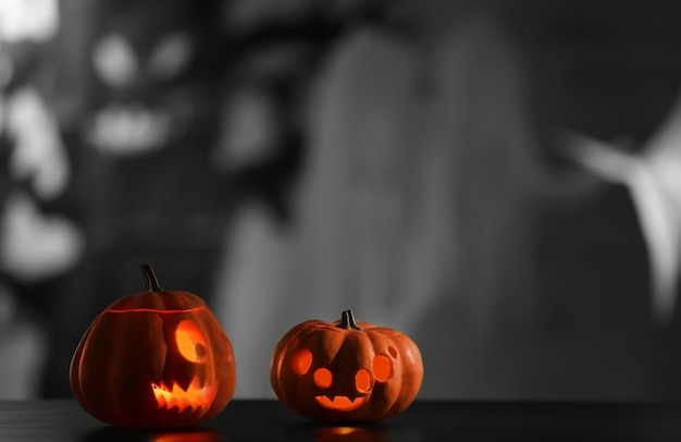 Calabazas de Halloween de miedo en borrosa